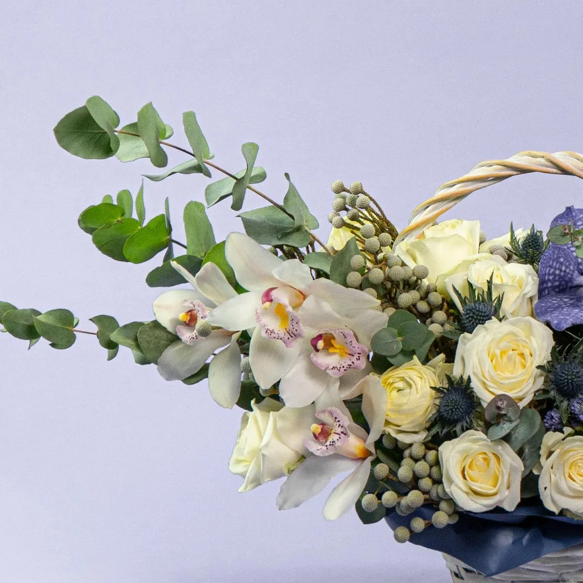 Орхидеи и розы в корзине