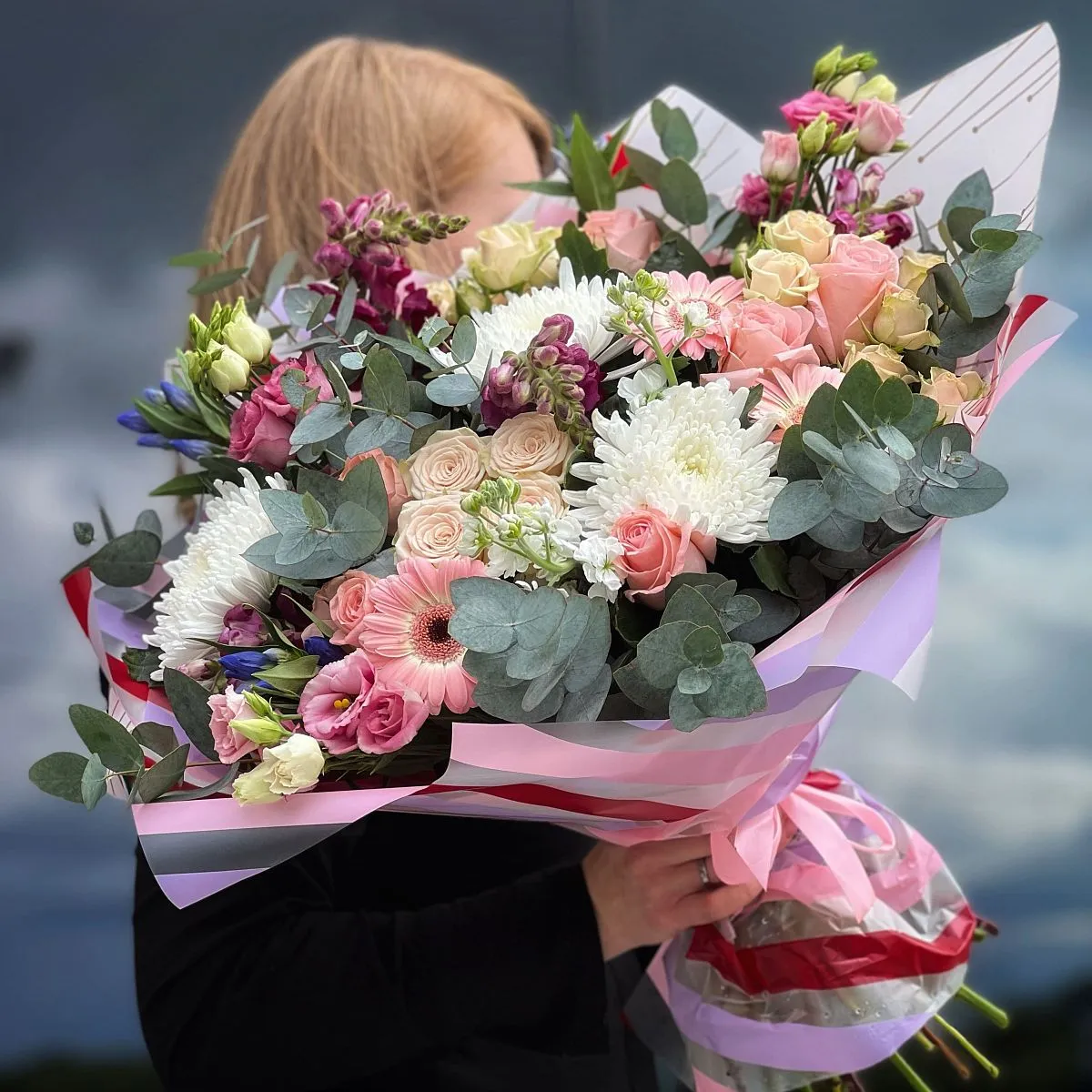Огромный букет из роз, хризантем и эустома
