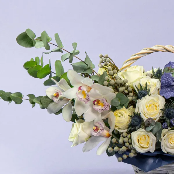 Орхидеи и розы в корзине