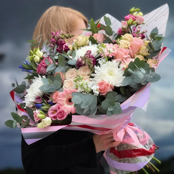 Огромный букет из роз, хризантем и эустома