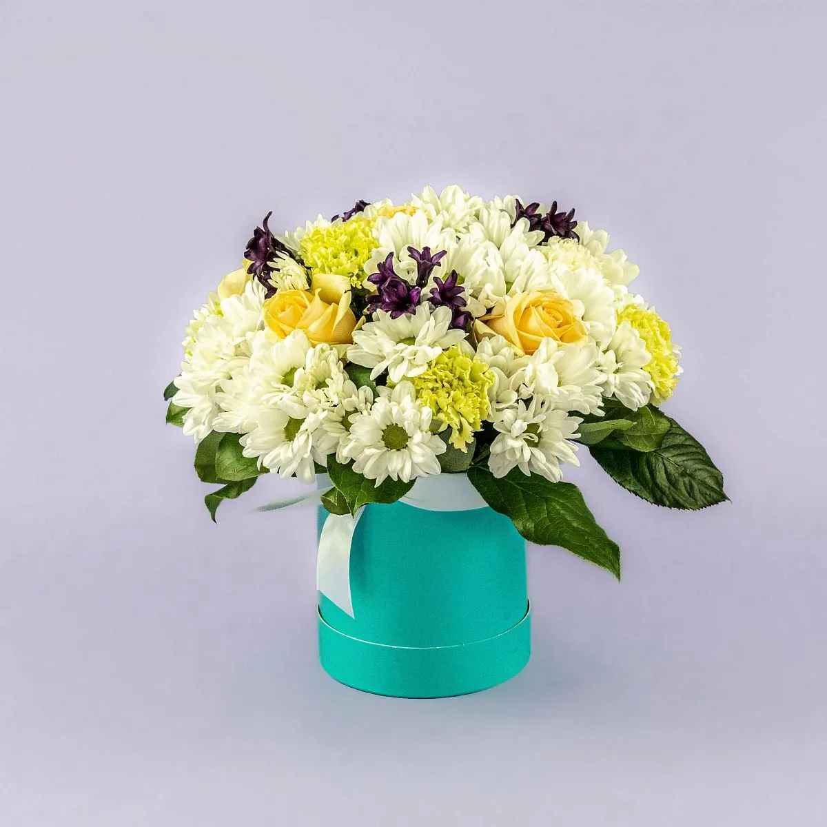 Гвоздики, хризантемы и розы в коробке