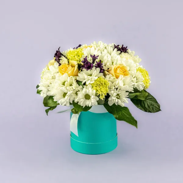 Гвоздики, хризантемы и розы в коробке