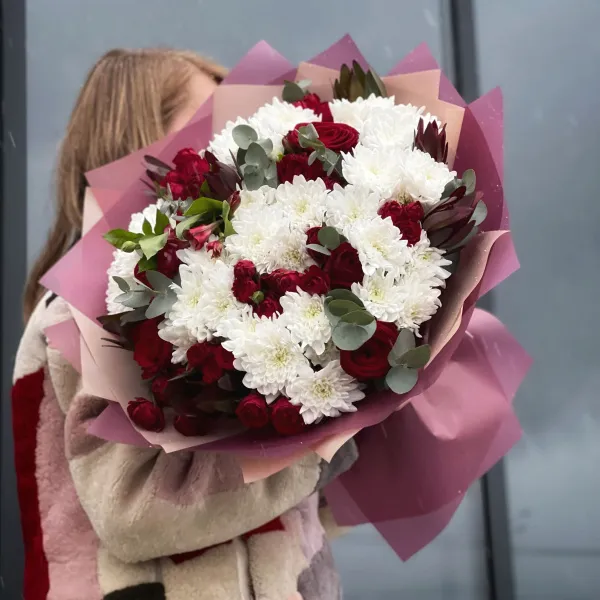 Букет из роз и хризантем