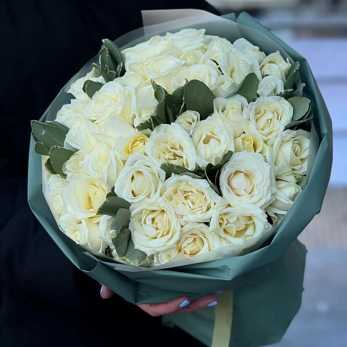 Букет из роз и питтоспорума