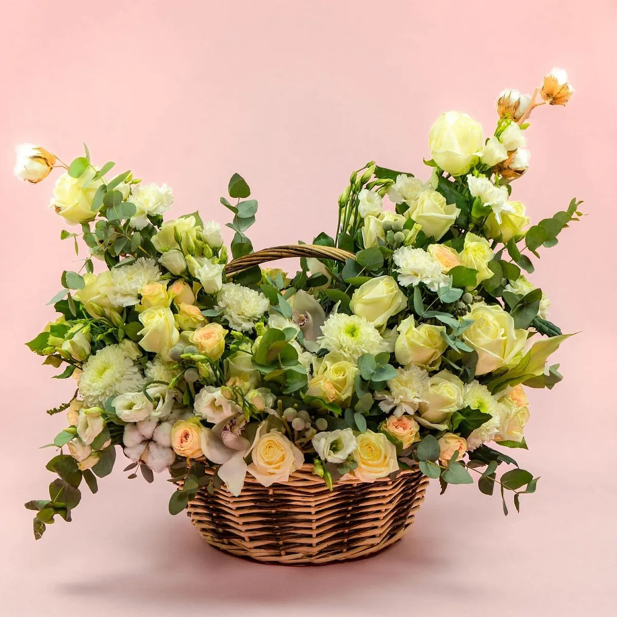 Розы микс и хлопок в корзине