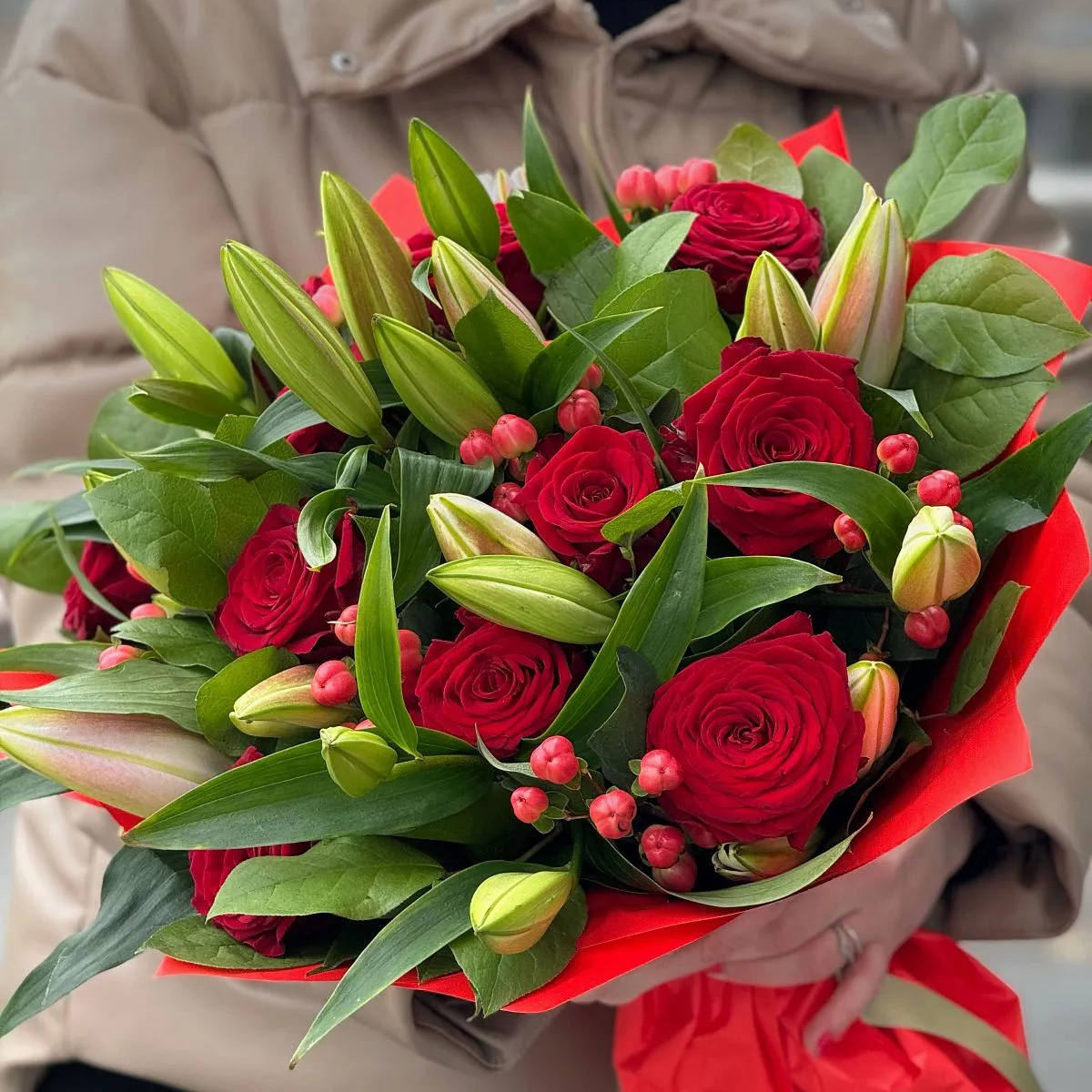 Огромный букет из роз и лилий