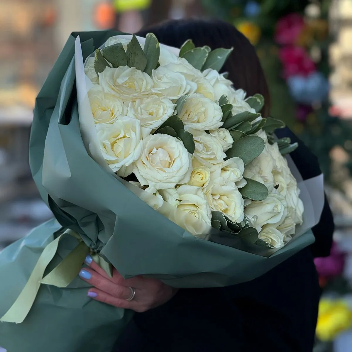 Букет из роз и питтоспорума