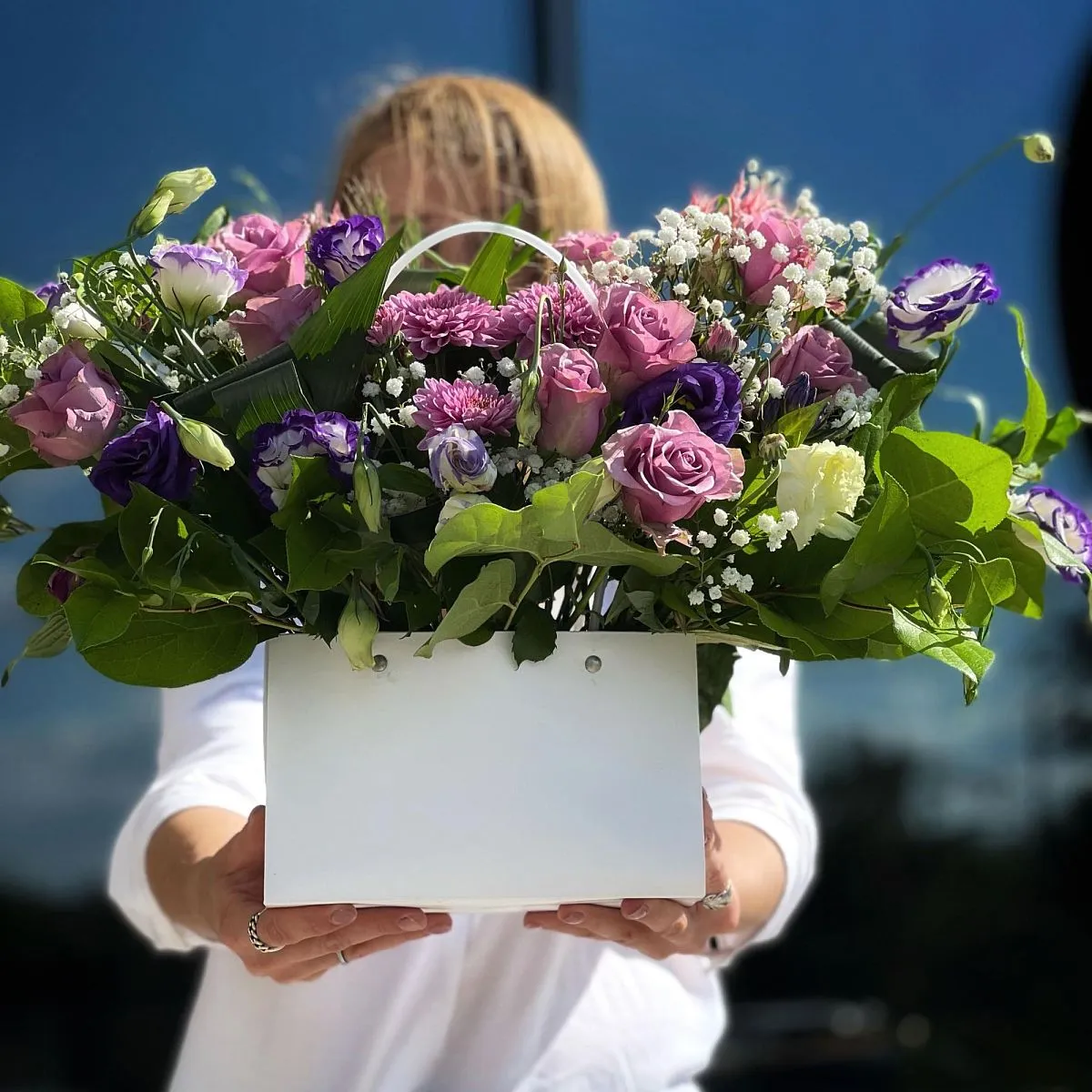 Розы, клематис и гентиана в коробке