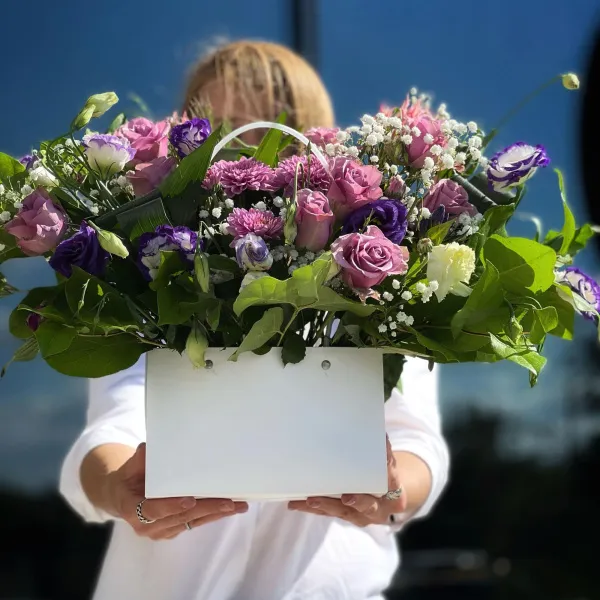 Розы, клематис и гентиана в коробке