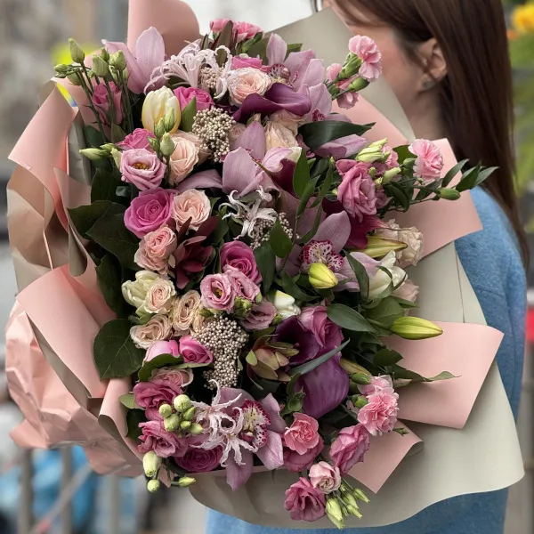 Букет из эустомы, роз и аспидистра