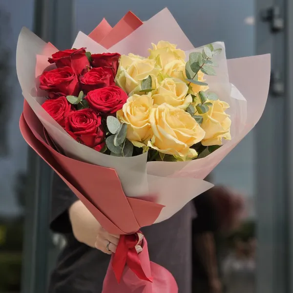 Букет из роз и эвкалипта