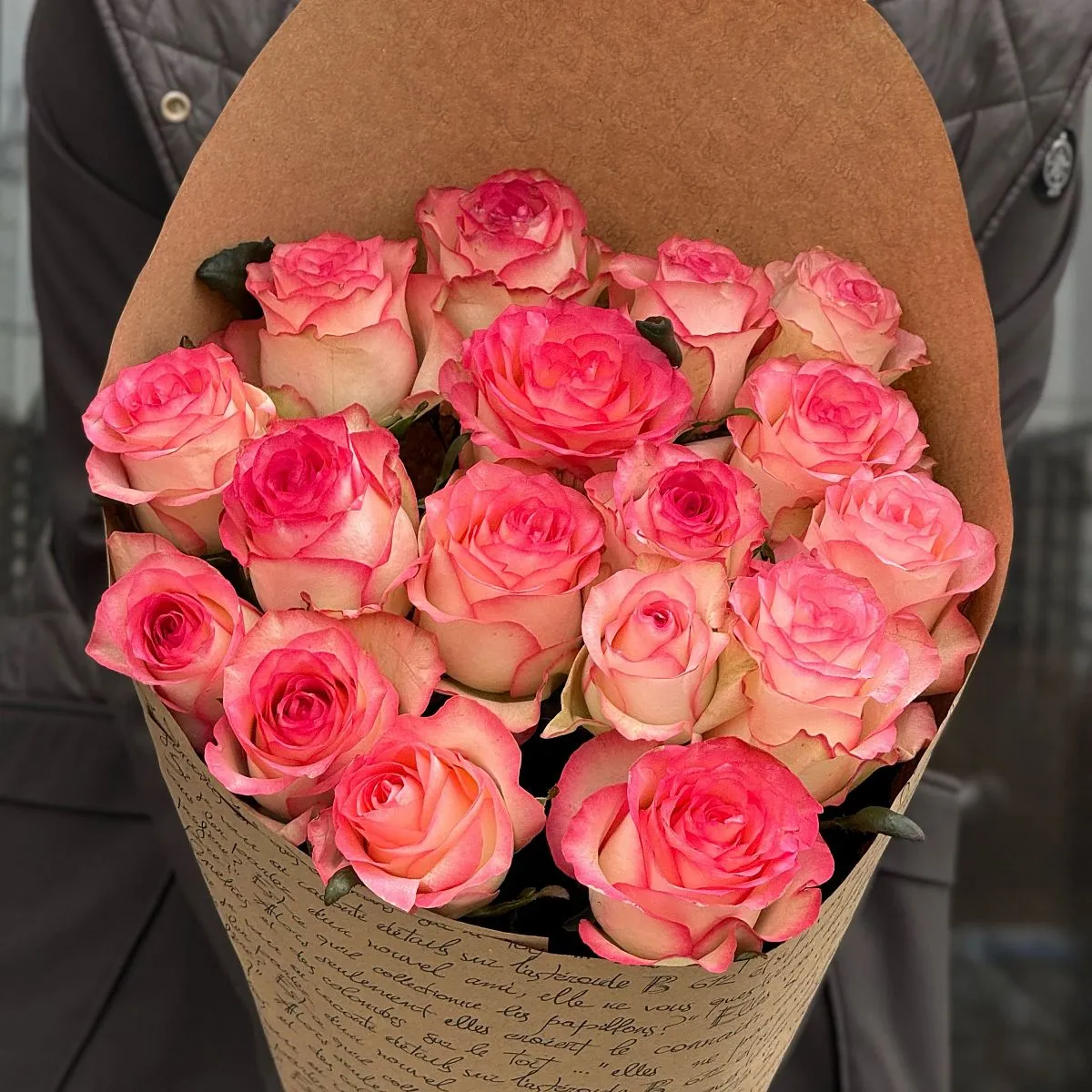 Букет из 17 розово-белых роз (60 см)