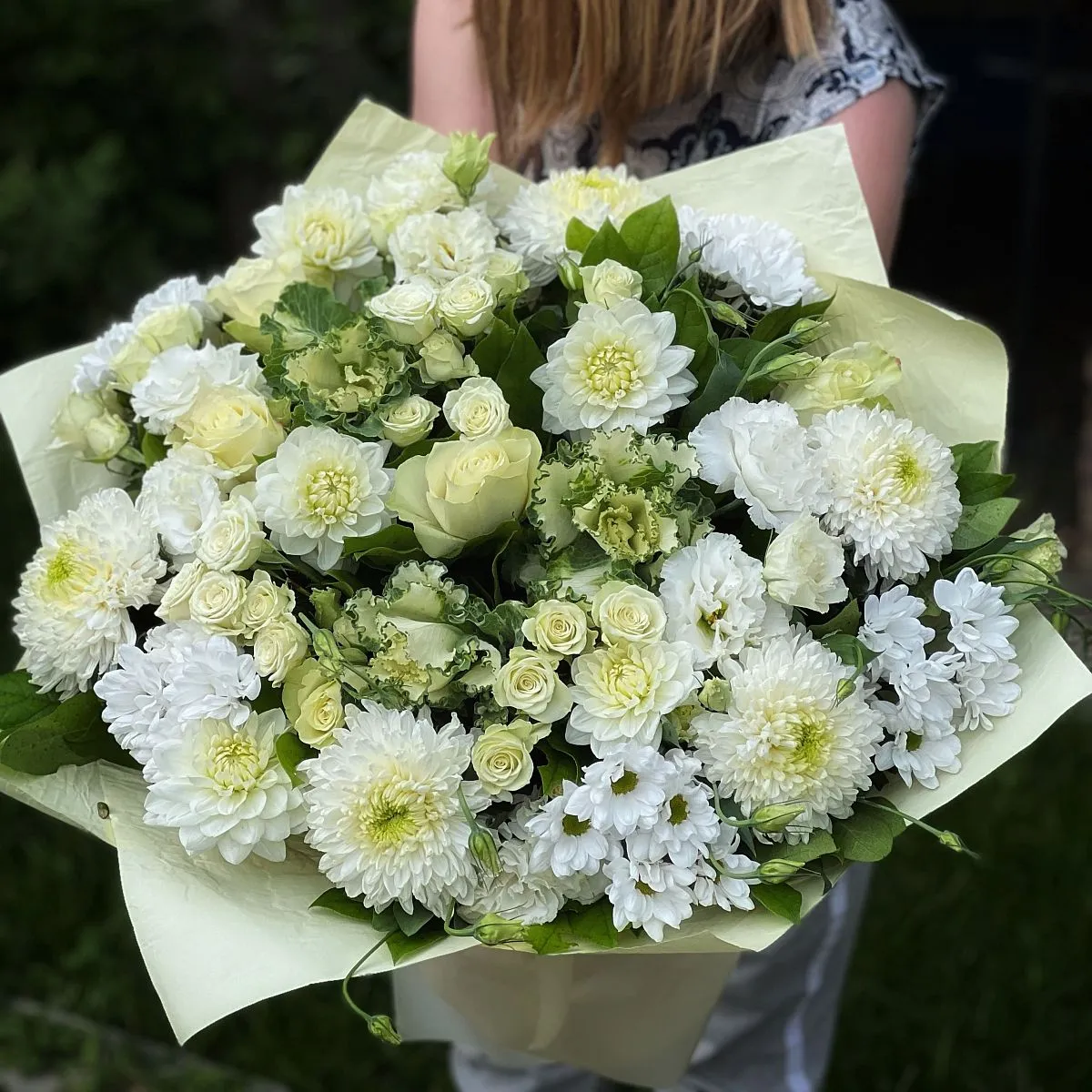 Большой букет из роз, эустом и хризантем