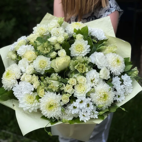 Букет из роз, эустом и хризантем