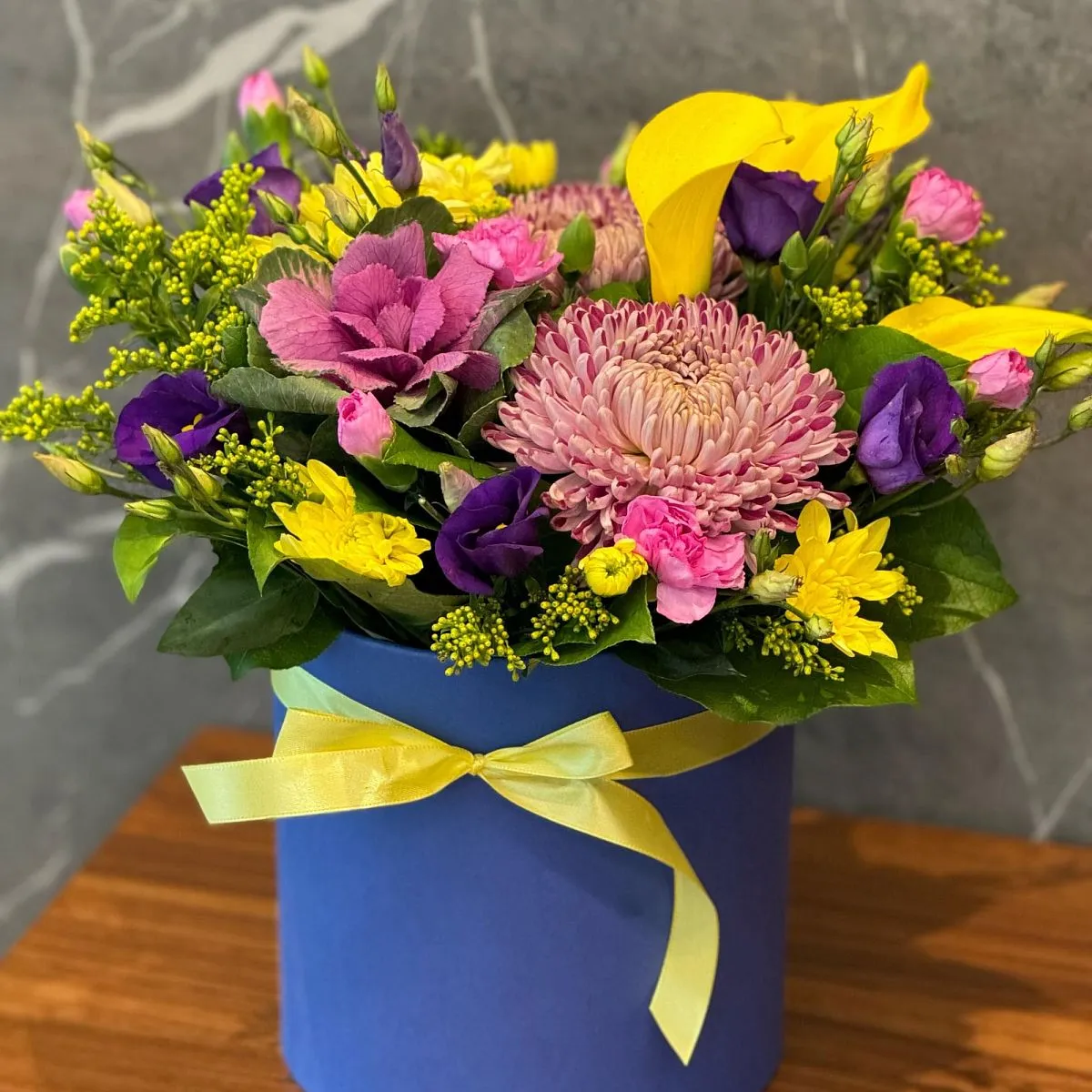 Хризантемы, эустомы и солидаго в коробке