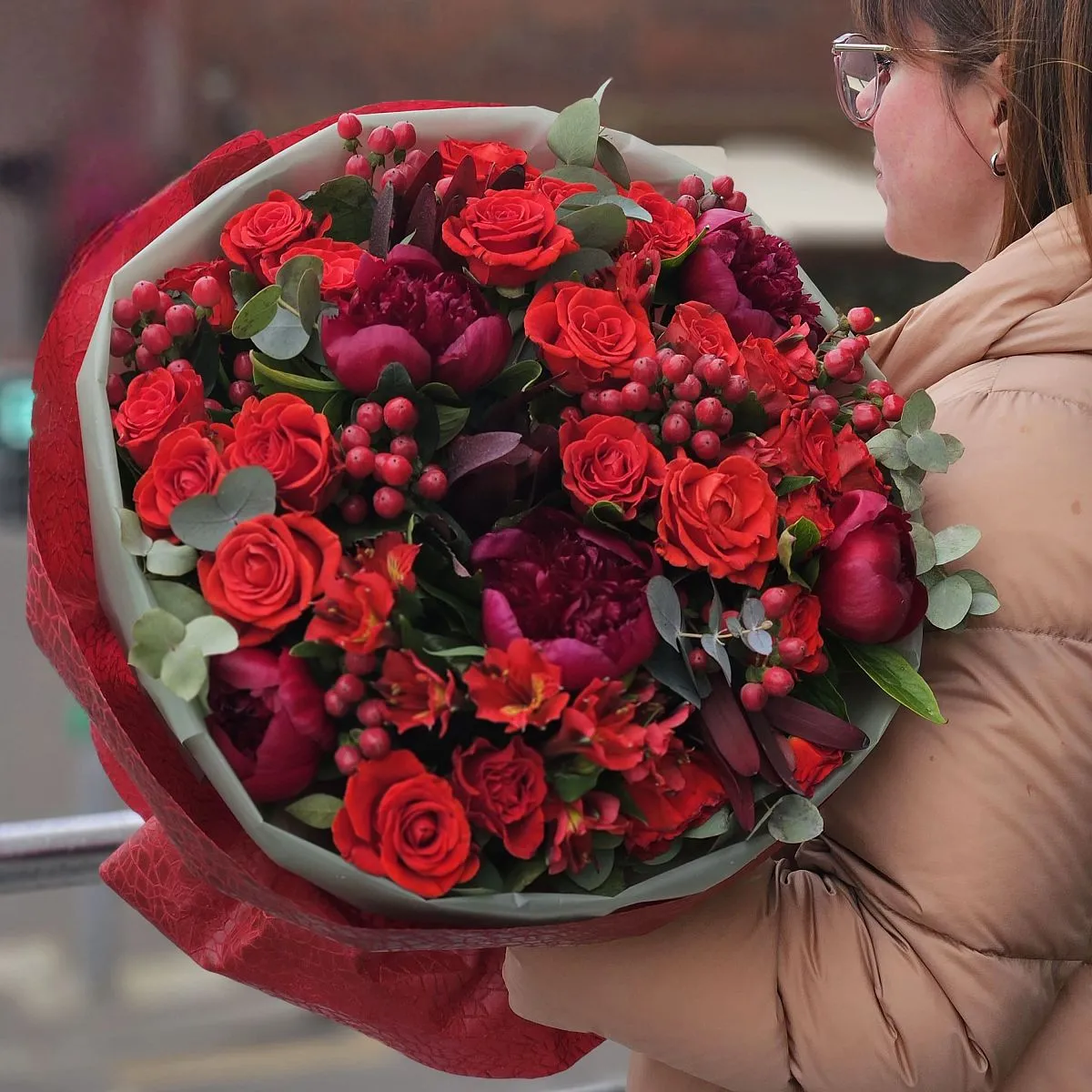 Огромный букет роз, пионов и альстромерий