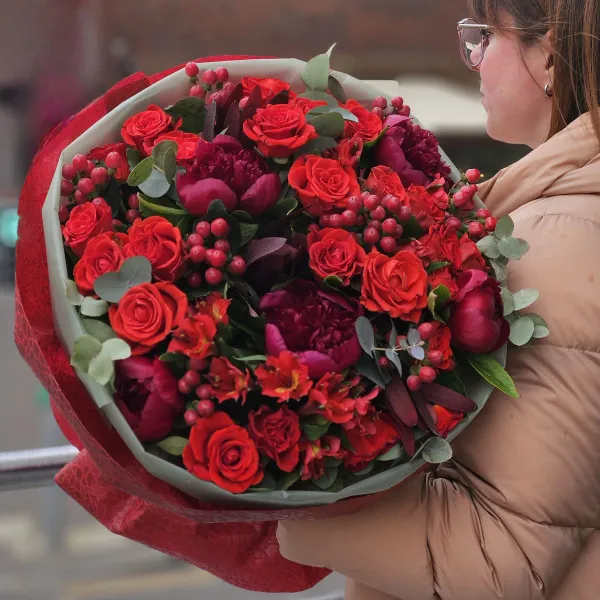 Букет роз, пионов и альстромерий