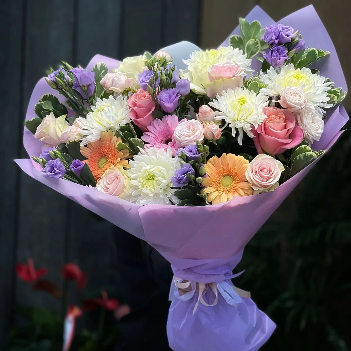 Огромный букет из роз, эустом и хризантем