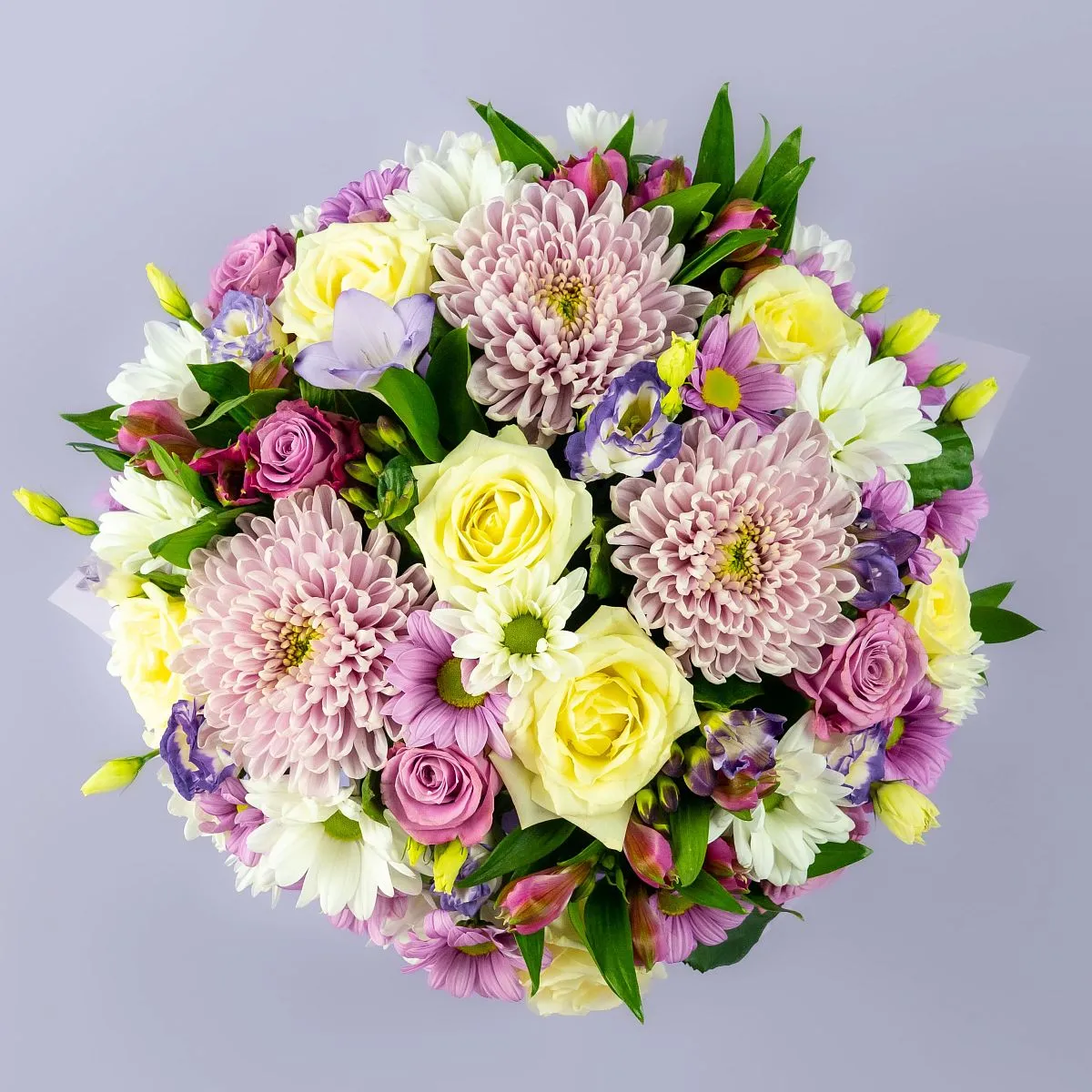 Хризантемы микс и розы (40 см) в коробке