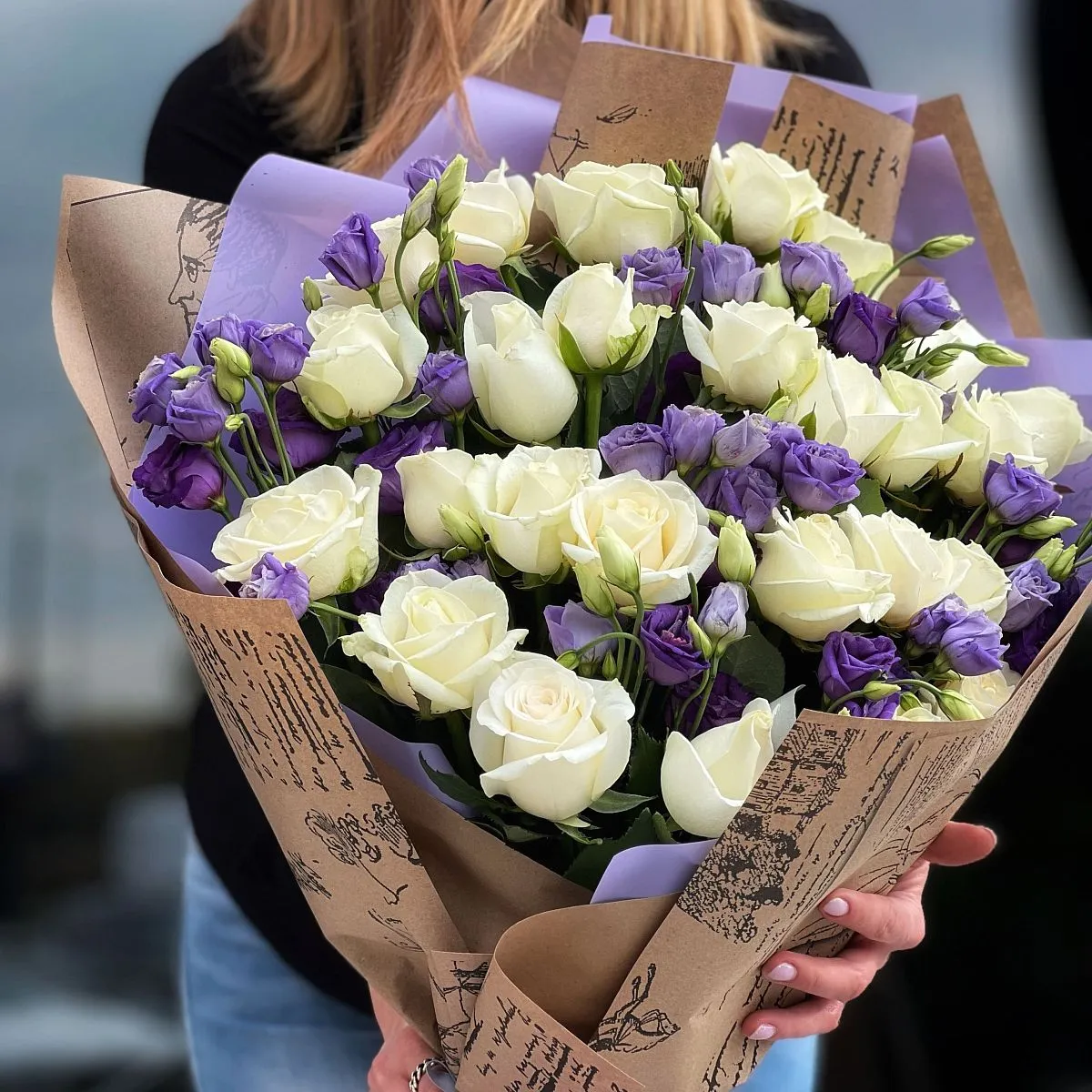 Букет из эустом и роз