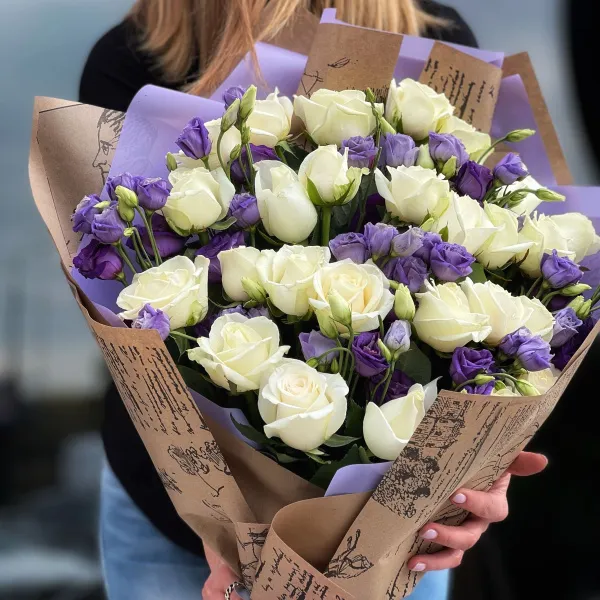 Букет из эустом и роз