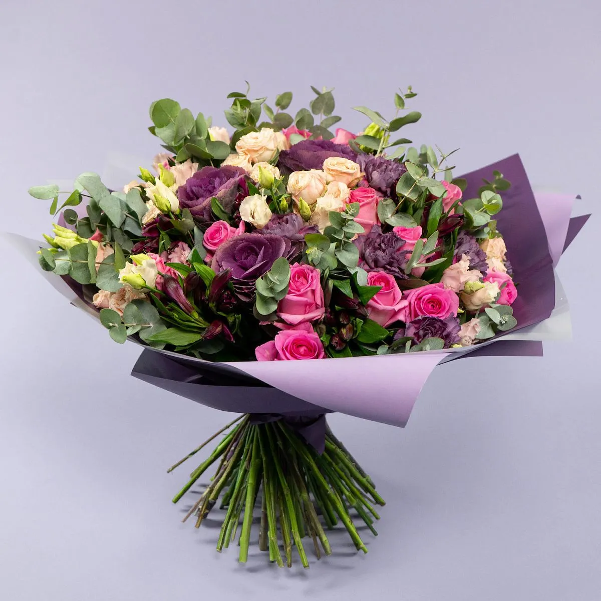Букет из роз, гвоздик и брассики