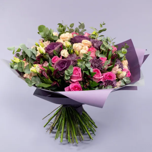Букет из роз, гвоздик и брассики