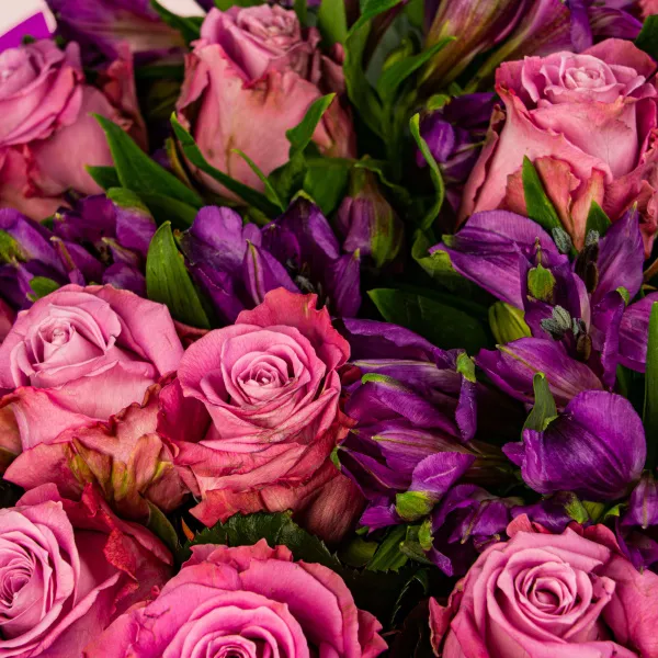 Букет из розовых роз и альстромерий