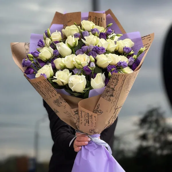 Букет из эустом и роз