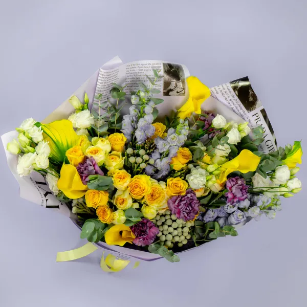 Букет из роз микс, гвоздик и калл