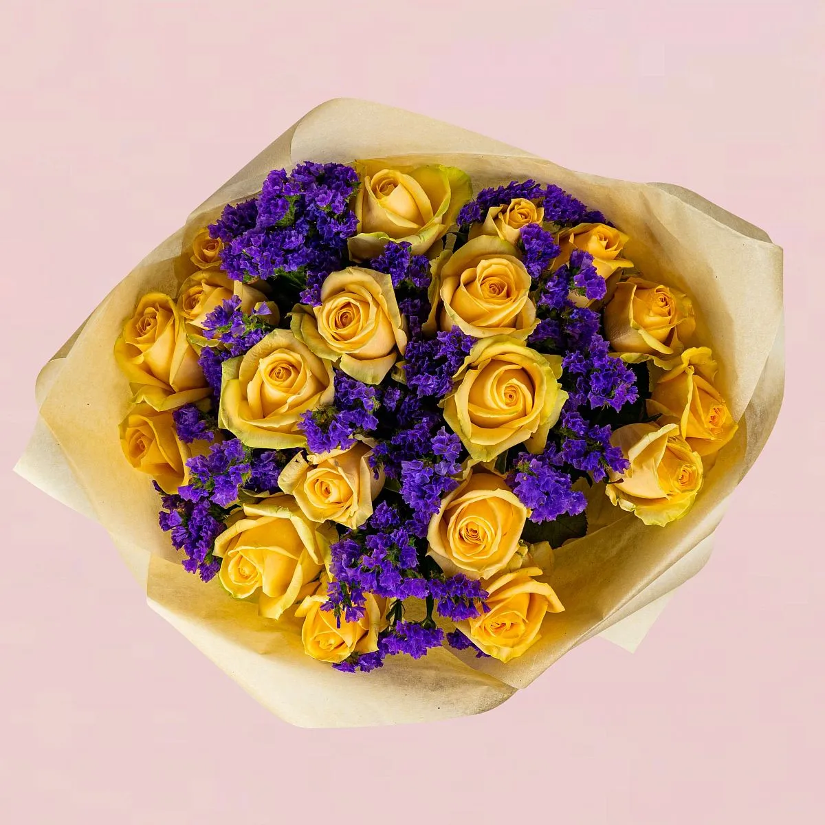 Букет из жёлтых роз и статицы