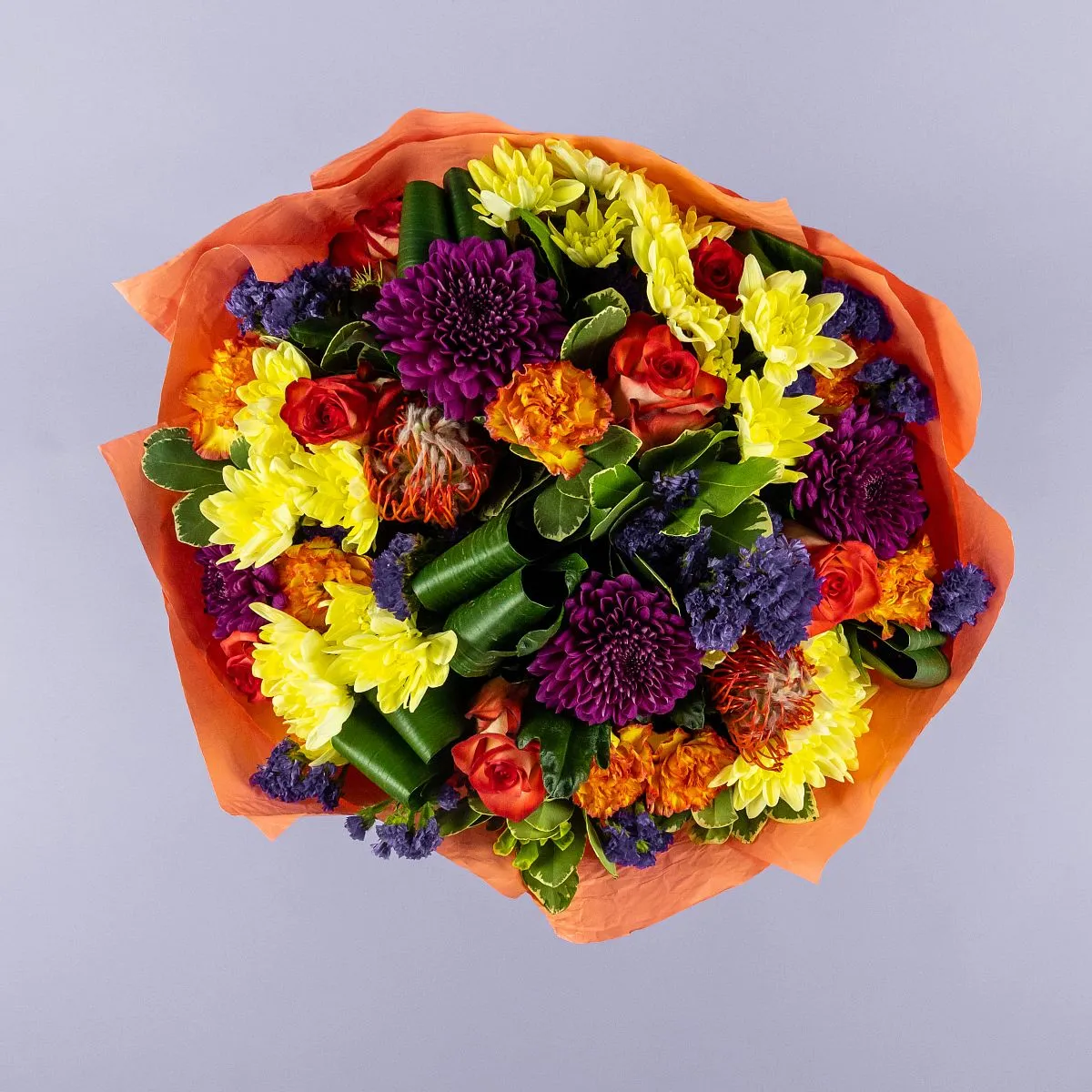 Букет из протей, хризантем микс и роз