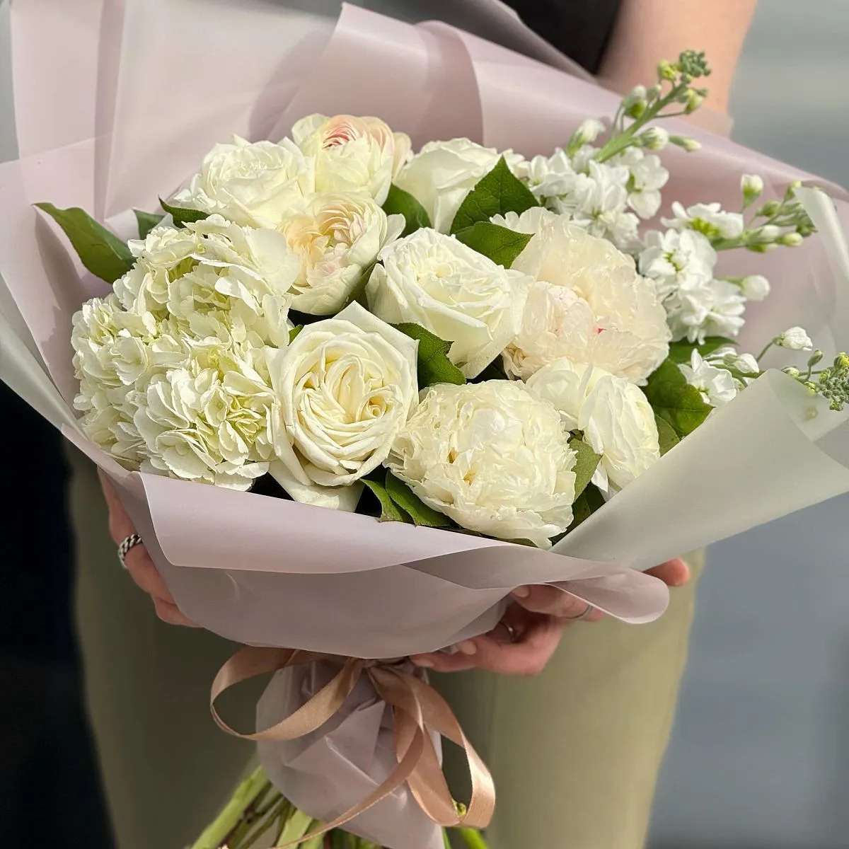 Букет из роз, пион и маттиол