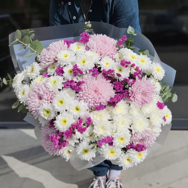 Букет хризантем, эвкалипта и статицы