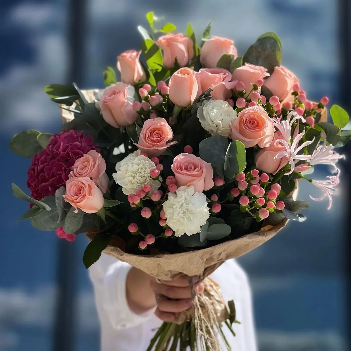 Букет из гвоздик, роз и гиперикум