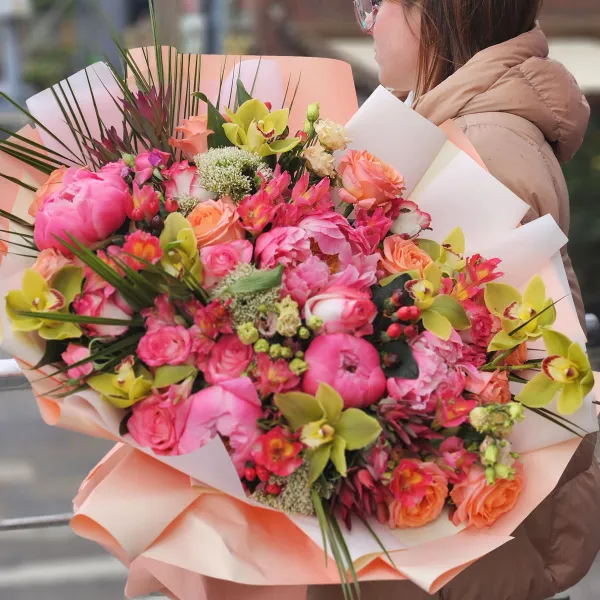 Букет роз, пионов и альстромерий