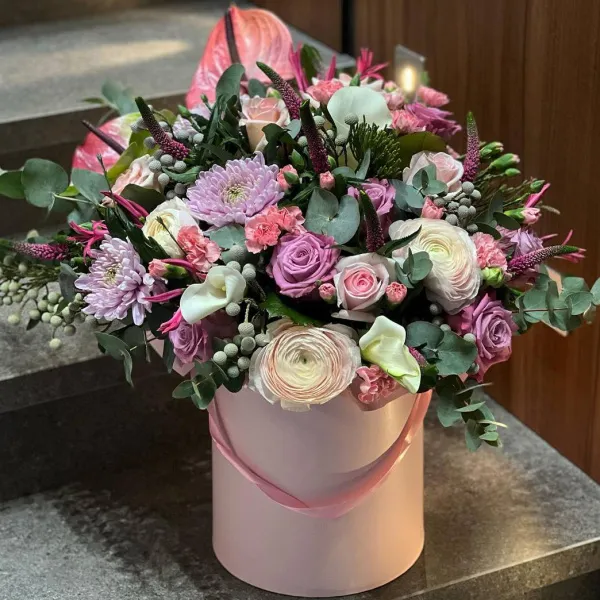 Антуриумы, ранункулюсы и розы в коробке