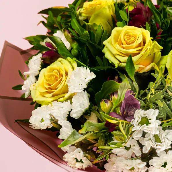 Букет из роз, альстромерий и хризантем
