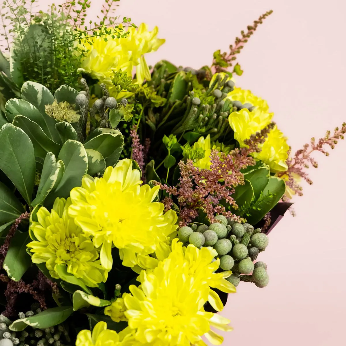 Букет из жёлтых кустовых хризантем