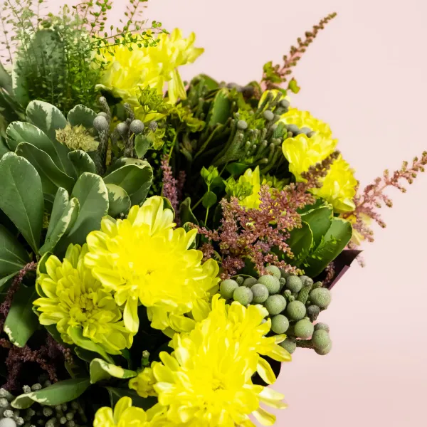 Букет из жёлтых кустовых хризантем