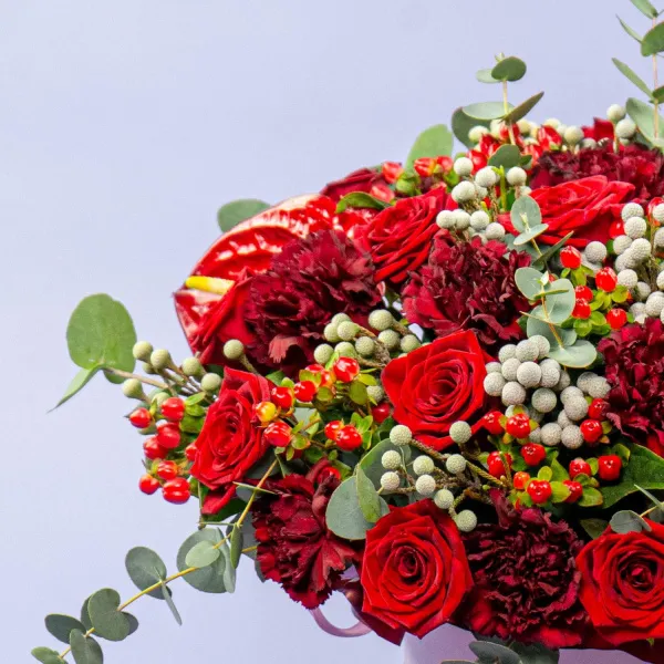 Антуриум, гвоздики и розы в коробке