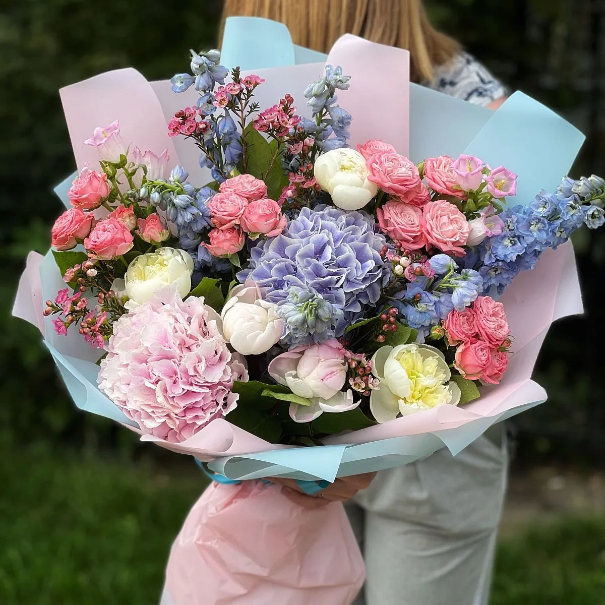 Большой букет из роз, пион и дельфиниум