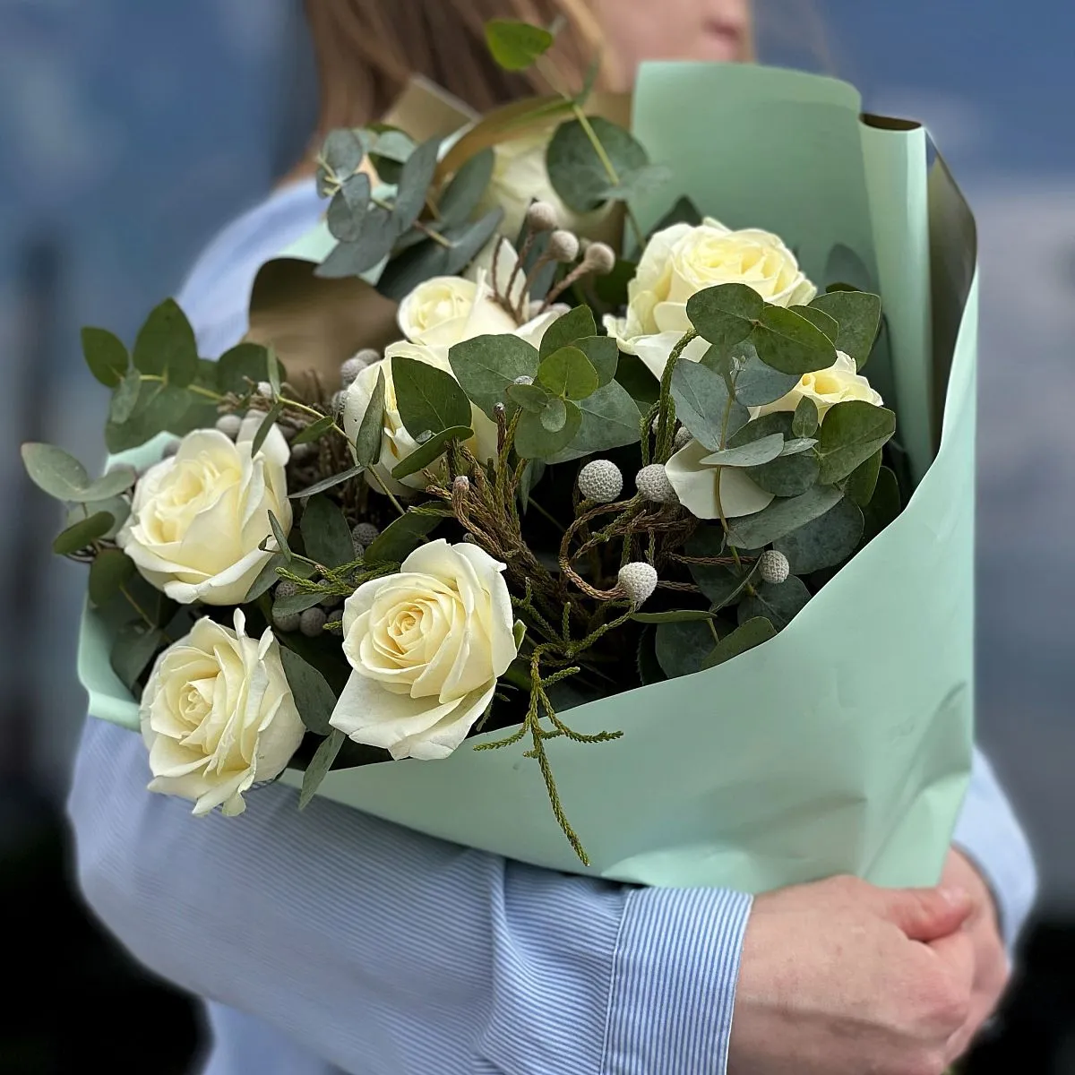 Огромный букет из 21 белой розы и брунии