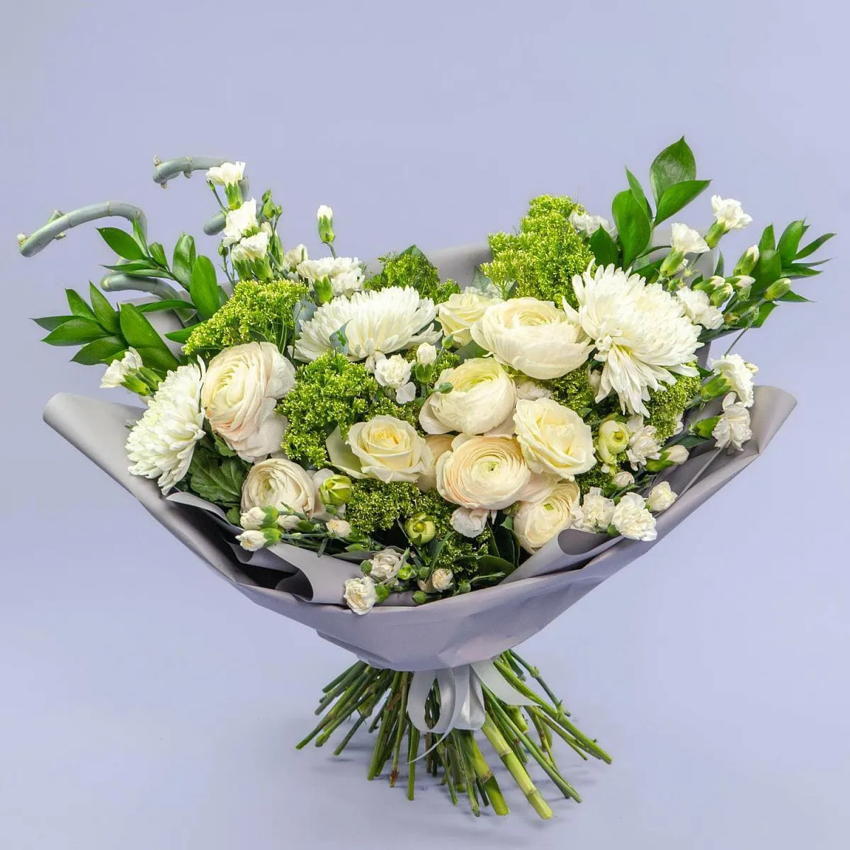 Букет из роз, ранункулюсов и гвоздик