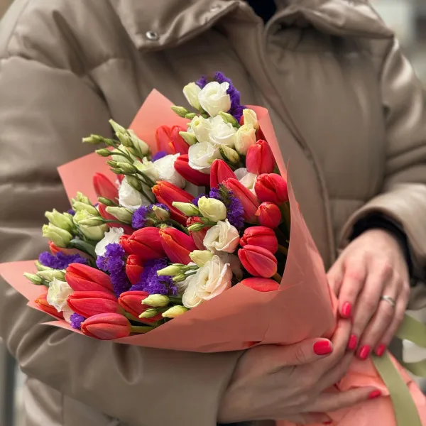 Букет из 31 тюльпана и эустом