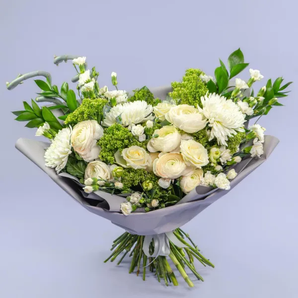 Букет из роз, ранункулюсов и гвоздик