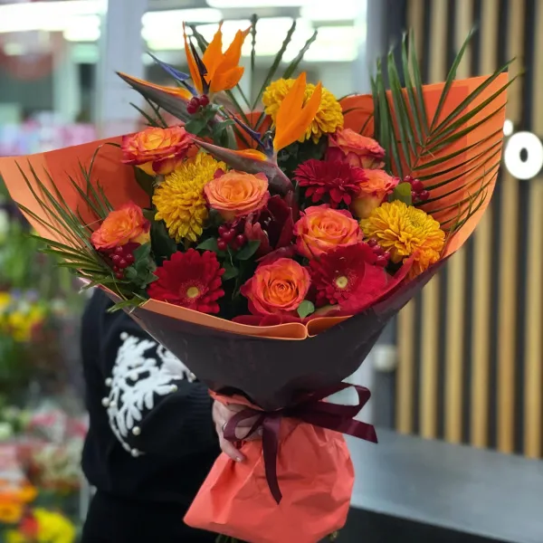 Букет из роз, хризантем и гербер