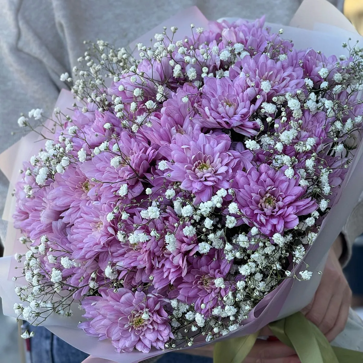 Букет из хризантем и гипсофил