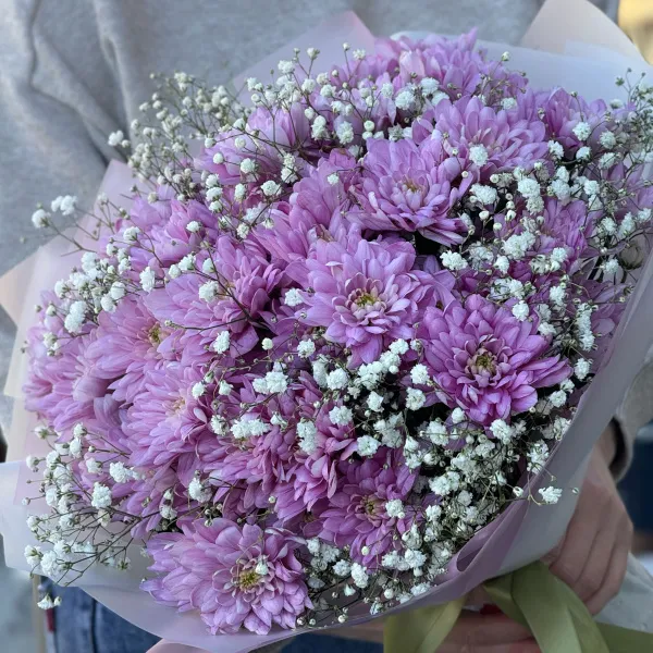 Букет из хризантем и гипсофил