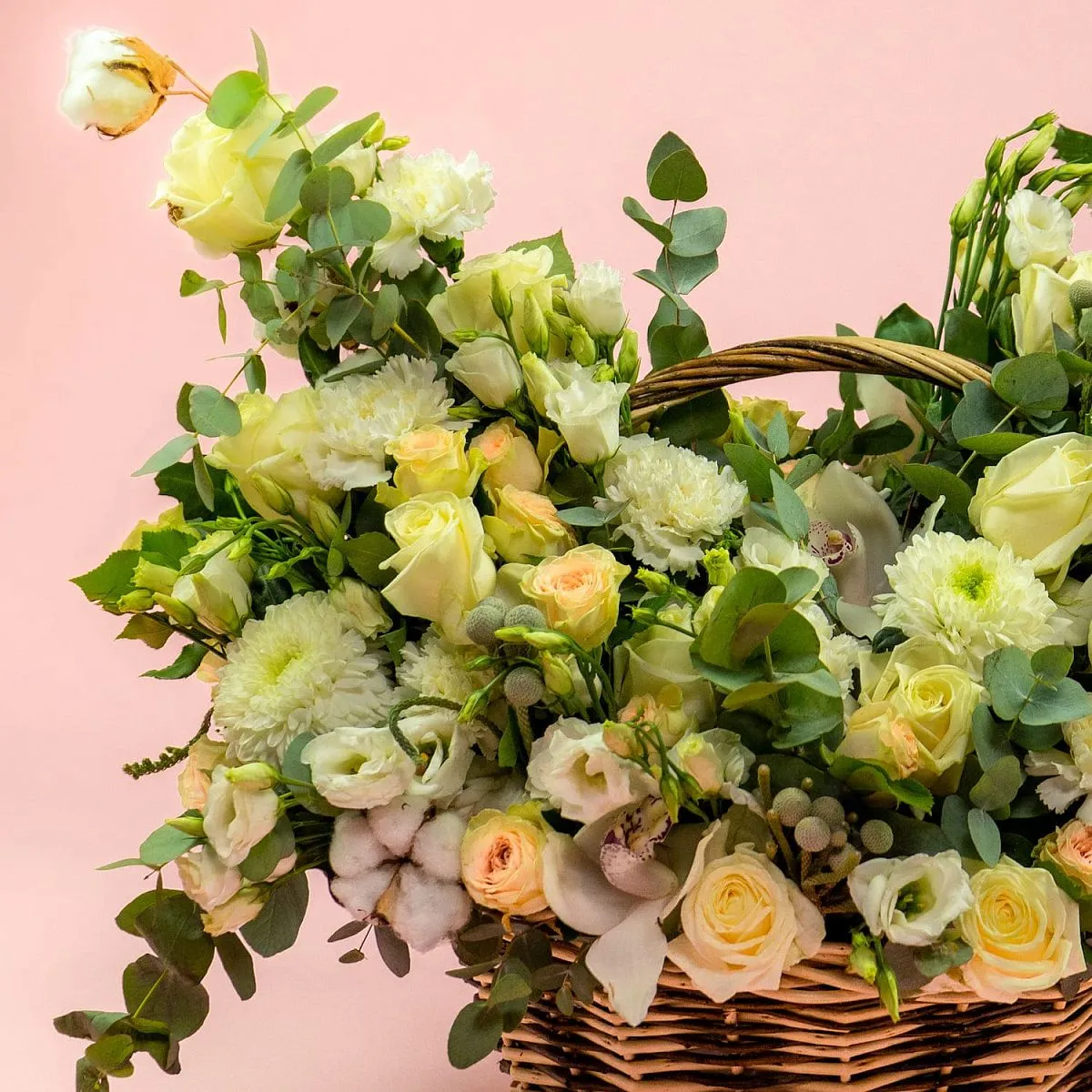 Розы микс и хлопок в корзине